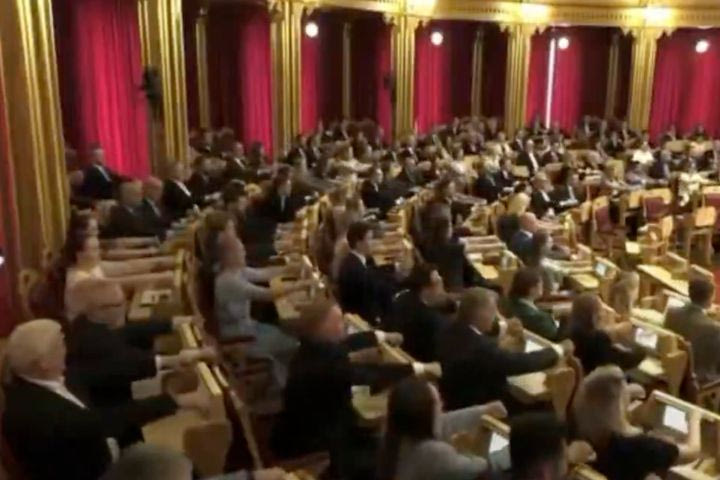 Οι Νορβηγοί βουλευτές μιμήθηκαν τους Βίκινγκς κάνοντας "κουπί" μέσα στο κοινοβούλιο μετά τη νίκη επί του Ιράκ